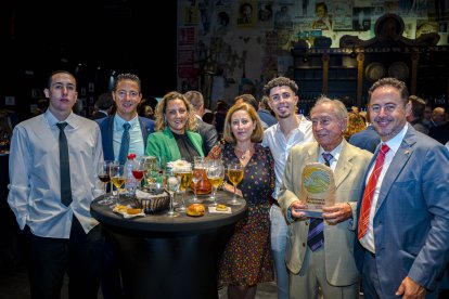 Pedro González, Liberto Amate, Elisabeth Ballesteros, Mercedes Rodríguez, Rubén Amate, Eusebio Amate y el premiado, Eusebio Amate, de Carretillas Amate.