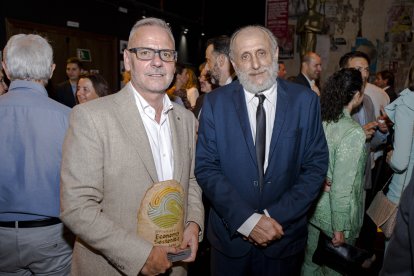 El premiado, Francisco Bermúdez, de Cellbitec, junto a Jacinto Castillo, director de Agricultura 2000.