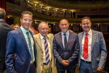 José Manuel Rodríguez junto a los familiares de Eusebio Amate, premiado y fundador de Carretillas Amate.