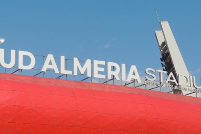 Vista desde la fachada del fondo sur con el nuevo letrero UD Almería Stadium.