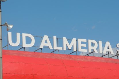 El nombre del club será iluminado cada noche.