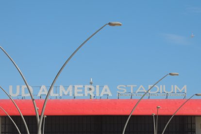 Encima de la pantalla gigante de tribuna.