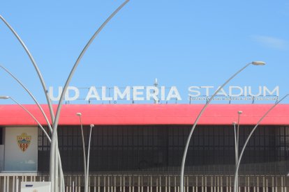 La entrada principal también con las nuevas letras.
