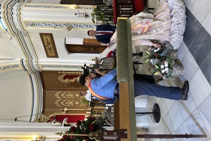 La pareja real juvenil, Elsa y Axel, dejan su ofrenda floral junto al trono de San Francisco de Asís.
