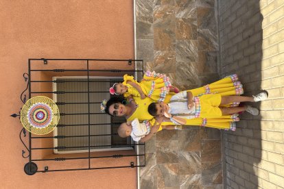Isabel María García junto a sus hijos Nicolás, Adara y José Ángel Martínez vestidos a conjunto.