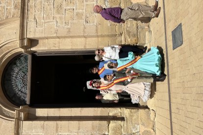 Las parejas reales infantil y juvenil salen de la Iglesia para dar paso a la procesión.