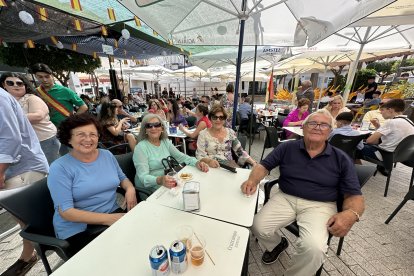Fina Baraza, Isabel Vergel, Fina Caparros y Juan Alias, en la Feria del Mediodía.