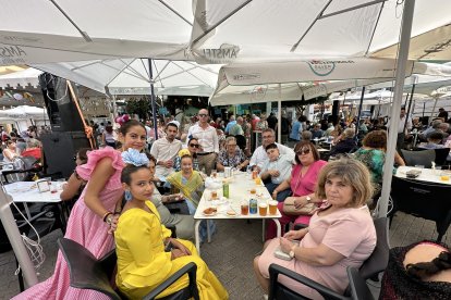 Una familia turrera se reúne para una ocasión especial.