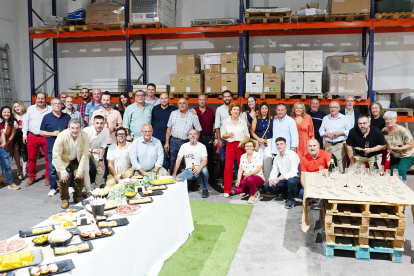 Amigos, equipo y familiares acompañaron a Saneamientos Emilio Hernández en la gran inauguración del nuevo espacio. /CLV