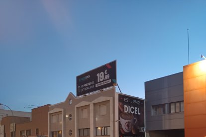 La fábrica de DICEL con la cafetería.