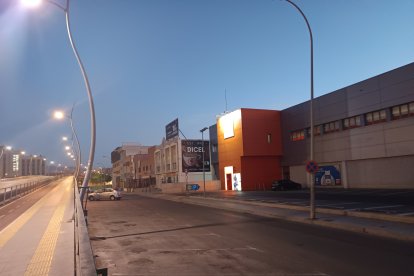 En una zona de fácil aparcamiento.