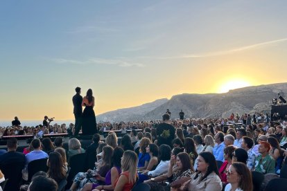 Los presentadores Lidia Torrent y Javier de Miguel.