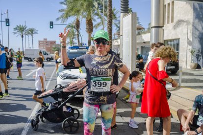 Imágenes de la I Carrera Solidaria de la Guardia Civil celebrada este domingo en Almería.