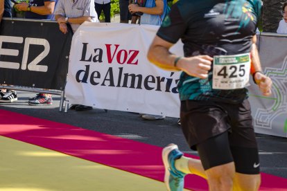 Imágenes de la I Carrera Solidaria de la Guardia Civil celebrada este domingo en Almería.