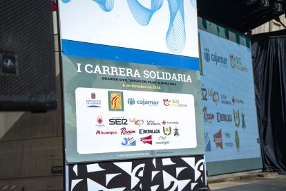 Imágenes de la I Carrera Solidaria de la Guardia Civil celebrada este domingo en Almería.