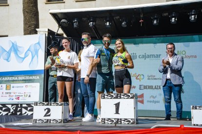 Imágenes de la I Carrera Solidaria de la Guardia Civil celebrada este domingo en Almería.