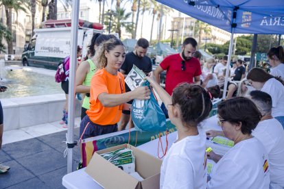 Imágenes de la I Carrera Solidaria de la Guardia Civil celebrada este domingo en Almería.