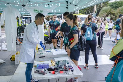 Imágenes de la I Carrera Solidaria de la Guardia Civil celebrada este domingo en Almería.