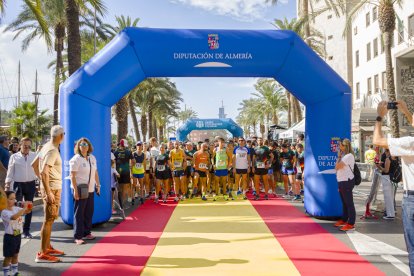 Imágenes de la I Carrera Solidaria de la Guardia Civil celebrada este domingo en Almería.