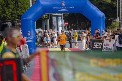 Imágenes de la I Carrera Solidaria de la Guardia Civil celebrada este domingo en Almería.