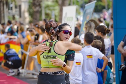 Imágenes de la I Carrera Solidaria de la Guardia Civil celebrada este domingo en Almería.