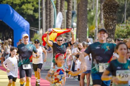 Imágenes de la I Carrera Solidaria de la Guardia Civil celebrada este domingo en Almería.