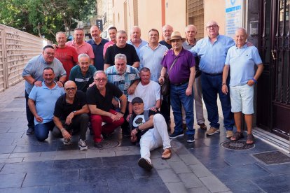 Reencuentro de la primera cuadrilla de costaleros de la Semana Santa de Almería. Fotografías de Juan José Leal.