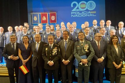Las autoridades políticas de Almería posan junto con los altos cargos de la Policía Nacional y los agentes reconocidos durante el acto.