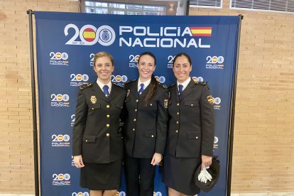 Asistentes posan en el photocall.