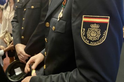 Detalle del uniforme de gala de la Policía Nacional.