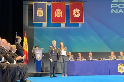 María Sacramento Sánchez, teniente de alcalde, recoge la mención especial en nombre del Ayuntamiento.