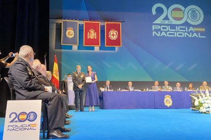 Aránzazu Martín Moya, delegada de Gobierno de la Junta de Andalucía, recoge la mención especial en su nombre.