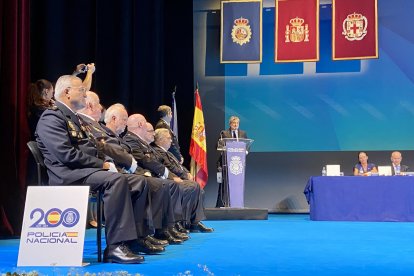 Ángel Escobar Céspedes recoge la mención especial en nombre de la Diputación Provincial de Almería.