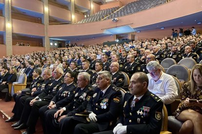 Policías Nacionales atienden al acto desde las gradas.