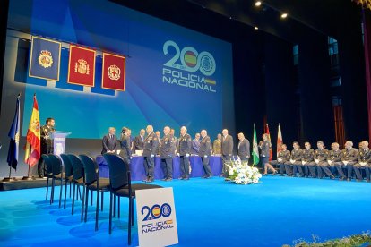 Los policías jubilados recogen su distinción en agradecimiento al ejercicio desarrollado durante su vida laboral.