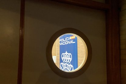 Detalle de un cartel a la entrada de la sala mayor del auditorio.