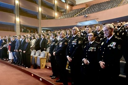 Asistentes se ponen en pie por respeto a sus compañeros caídos en servicio.