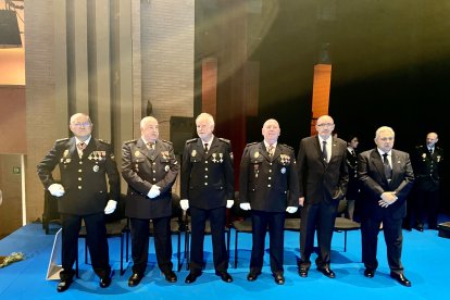 Los policías que alcanzan la jubilación este año posan ante la cámara.
