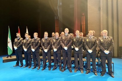 Los policías y personal de fuera del cuerpo que han recibido la distinción al mérito policial.