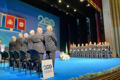 El escenario durante el himno nacional de España.