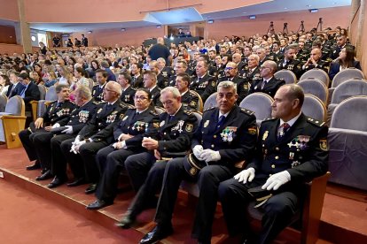 Los asistentes al acto esperan su comienzo.