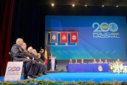 El escenario durante las entregas de menciones especiales.