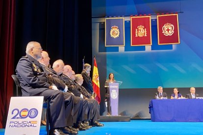 María Sacramento Sánchez, teniente de alcalde, da su discurso a raíz de la mención especial concedida al Ayuntamiento.