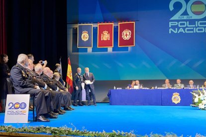 Ángel Escobar Céspedes recoge la mención especial en nombre de la Diputación Provincial de Almería.