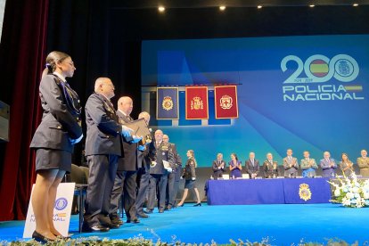 Los policías jubilados tras recibir su reconocimiento.
