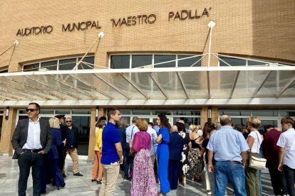 Asistentes se agrupan a las puertas del auditorio antes de iniciar el evento.
