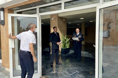 Los organizadores abren las puertas al auditorio.