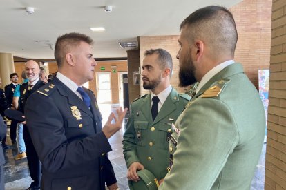 Asistentes hablan entre ellos antes del comienzo del acto.