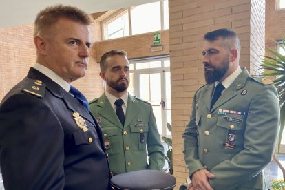 Asistentes hablan entre ellos antes del comienzo del acto.