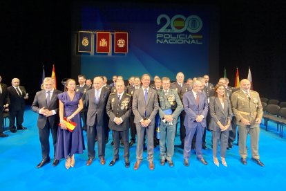Las autoridades políticas de Almería posan junto con los altos cargos de la Policía Nacional y los agentes reconocidos durante el acto.